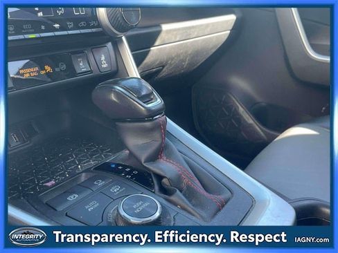 Used 2021 Toyota RAV4 SE image 31