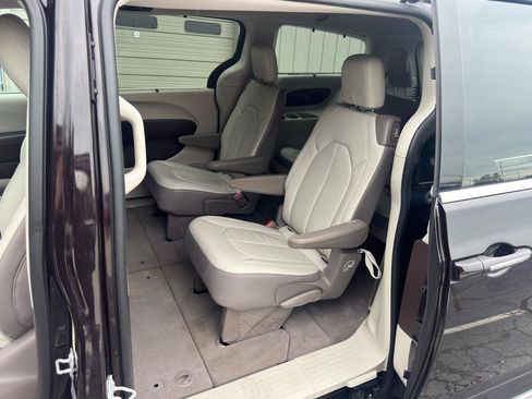Used 2017 Chrysler Pacifica Touring-L FWD image 13