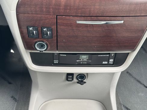 Used 2014 Toyota Sienna XLE w/ Entertainment Package FWD image 31