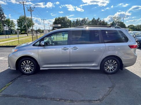 Used 2018 Toyota Sienna XLE w/ XLE Navigation Package FWD image 8