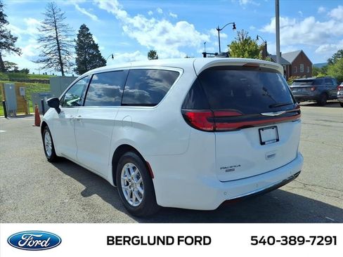 Used 2023 Chrysler Pacifica Touring-L FWD image 7