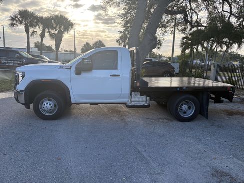 Used 2024 GMC Sierra 3500 Pro w/ Convenience Package image 2