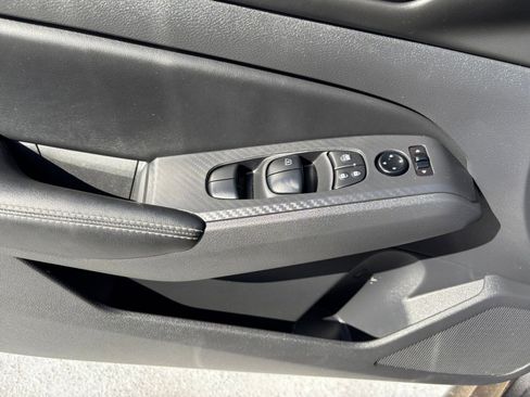 Used 2025 Nissan Altima 2.5 SV FWD image 18