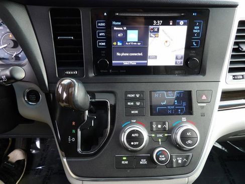 Used 2017 Toyota Sienna XLE image 23