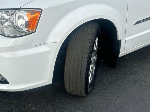 Used 2015 Chrysler Town & Country Touring w/ Driver Convenience Group image 42