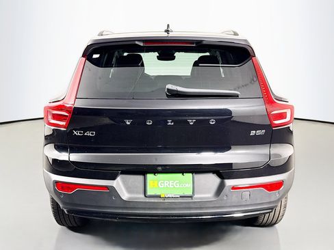 Used 2025 Volvo XC40 B5 Plus image 8