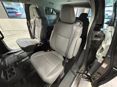 Used 2022 Toyota Sienna XLE FWD image 9
