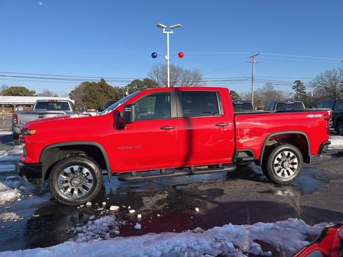 Used 2024 Chevrolet Silverado 2500 Custom w/ Custom Value Package image 8