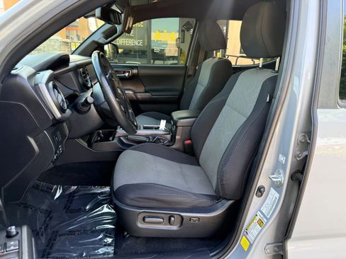 Used 2021 Toyota Tacoma TRD Sport w/ Technology Package image 11