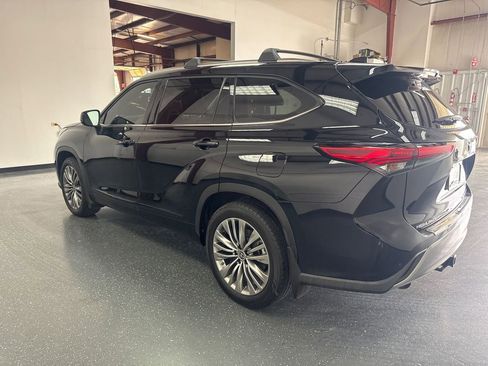 Used 2021 Toyota Highlander Platinum AWD/4WD image 6