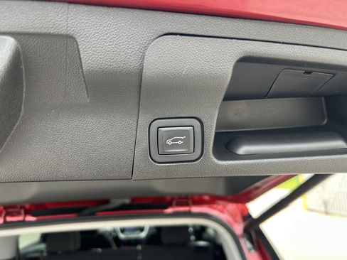 Used 2023 GMC Acadia SLE w/ Driver Convenience Package FWD image 16