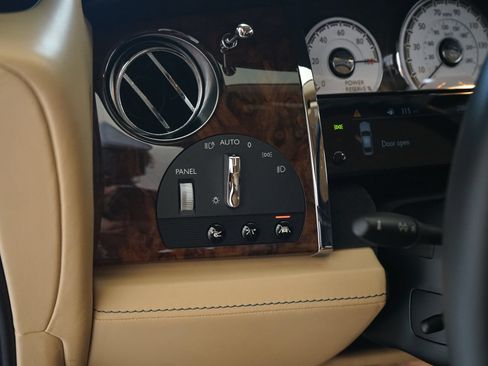 Used 2019 Rolls-Royce Wraith RWD image 28