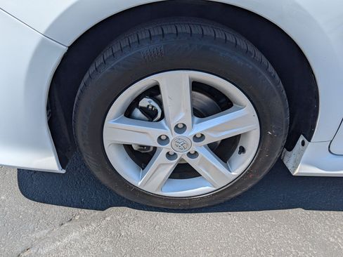 Used 2014 Toyota Camry SE FWD image 13