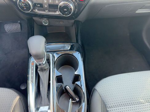 Used 2025 Chevrolet Trax LT w/ LT Convenience Package image 9