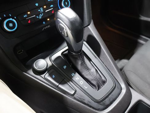 Used 2015 Ford Focus SE w/ SE Cold Weather Package FWD image 29