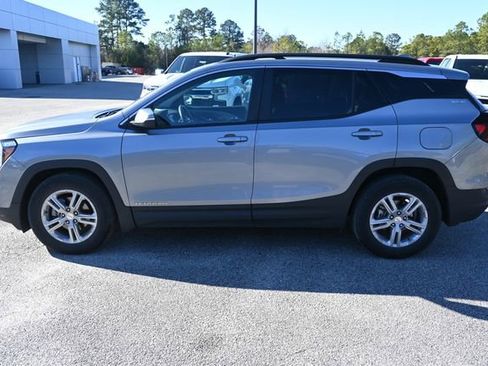 Used 2023 GMC Terrain SLE w/ Driver Convenience Package image 2