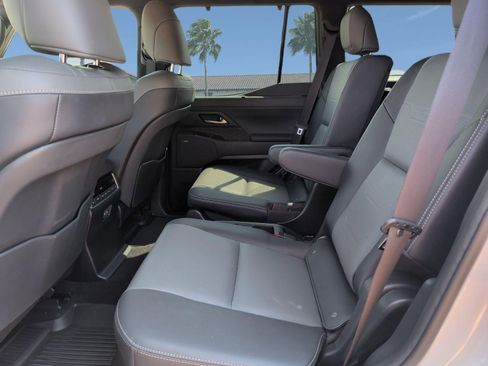 Used 2025 Lexus GX 550 w/ Accessory Package (2T) AWD/4WD image 24