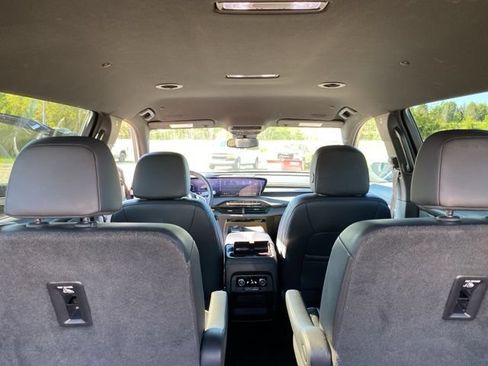 Used 2025 Buick Enclave Sport Touring AWD/4WD image 31