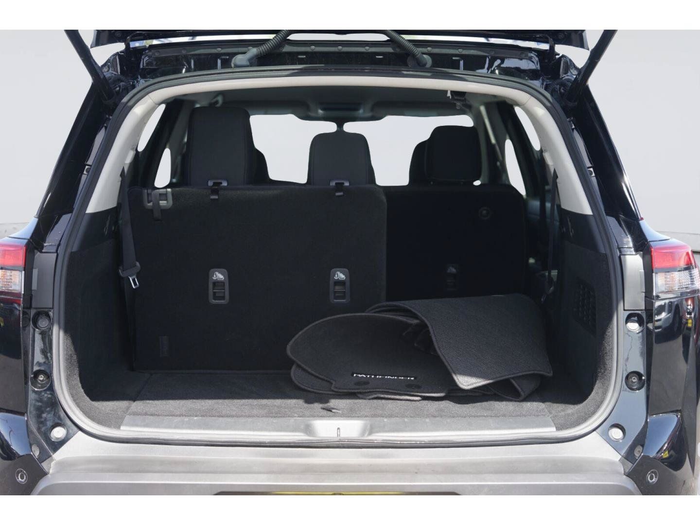 Used 2025 Nissan Pathfinder SV FWD image 33