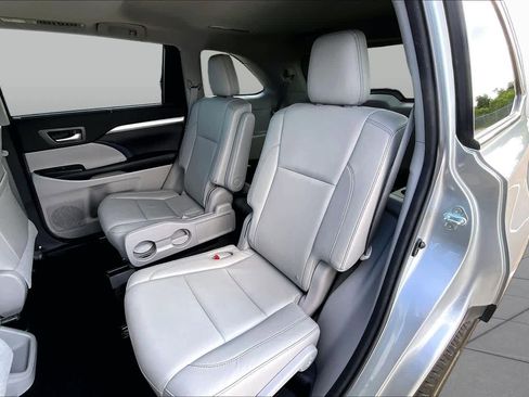 Used 2016 Toyota Highlander XLE AWD/4WD image 21