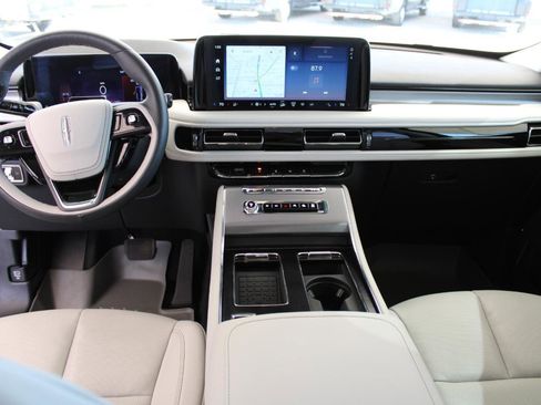 Used 2025 Lincoln Aviator 2WD image 12