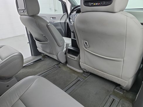 Used 2015 Toyota Sienna XLE image 11