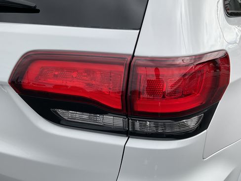 Used 2022 Jeep Grand Cherokee Laredo X AWD/4WD image 12
