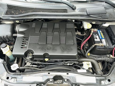 Used 2008 Chrysler Town & Country Limited image 29