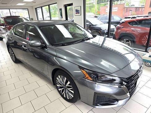 Used 2023 Nissan Altima 2.5 SV w/ SV Premium Package FWD image 4