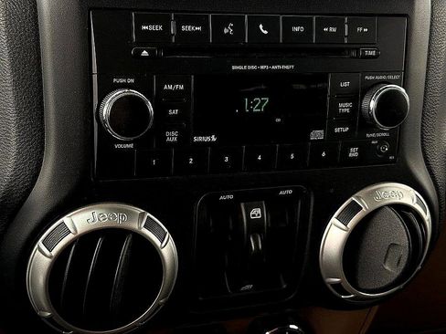 Used 2017 Jeep Wrangler Unlimited Rubicon w/ Connectivity Group image 18