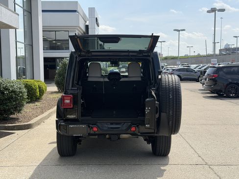 Used 2022 Jeep Wrangler Unlimited Sahara image 9