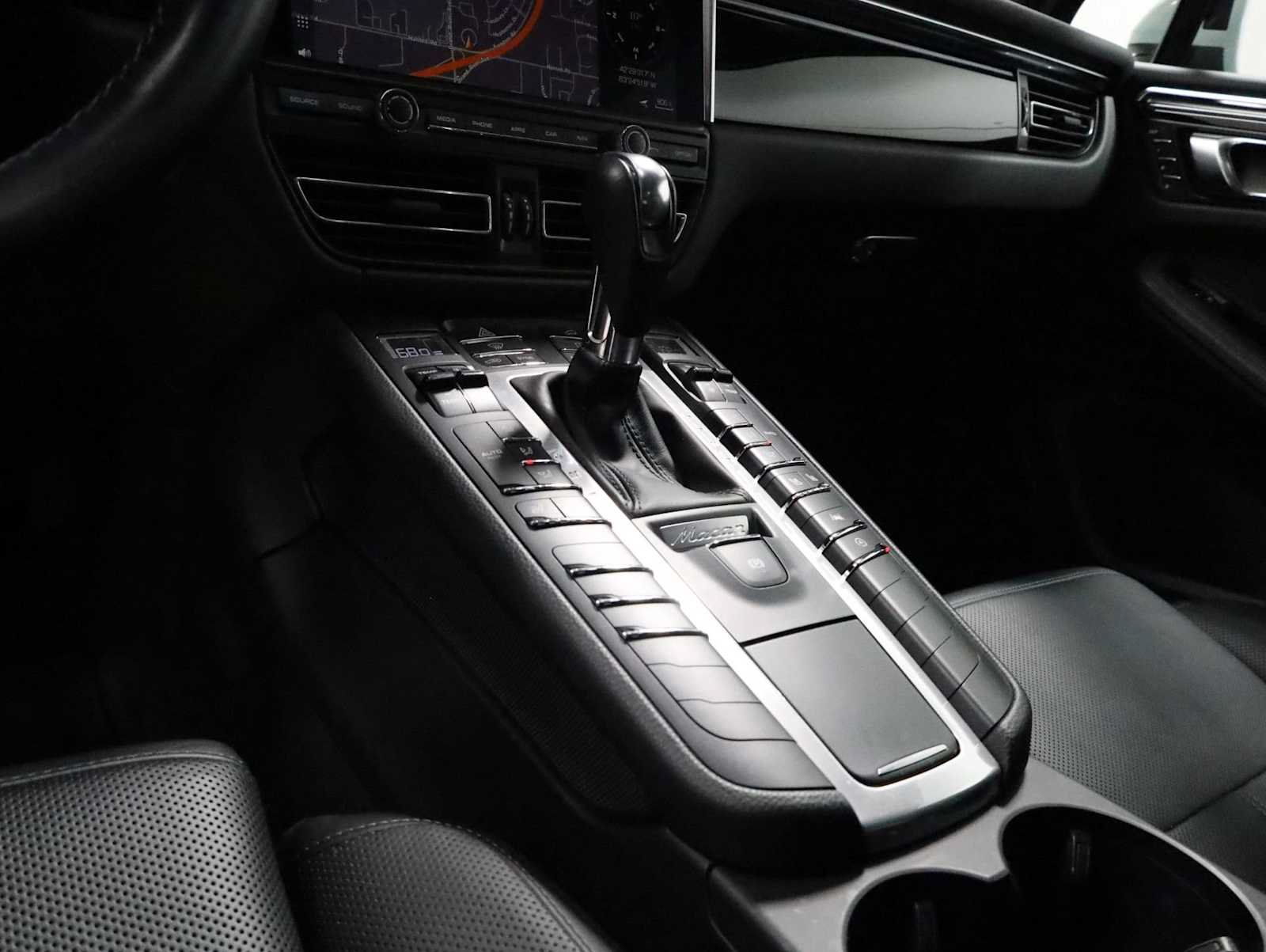 Used 2020 Porsche Macan AWD/4WD image 29