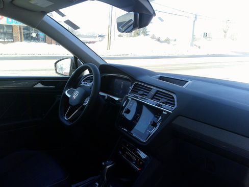 Used 2022 Volkswagen Tiguan SE image 22