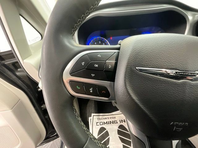 Used 2023 Chrysler Pacifica Touring-L FWD image 18