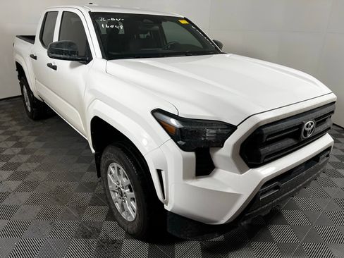 Used 2024 Toyota Tacoma SR image 3