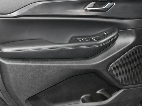 Used 2023 Jeep Grand Cherokee L Laredo image 4