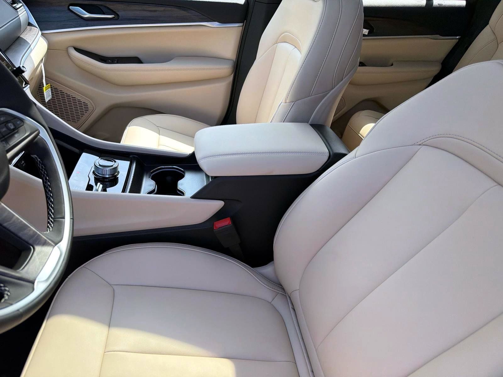 New 2027 Jeep Grand Cherokee Limited AWD/4WD image 9