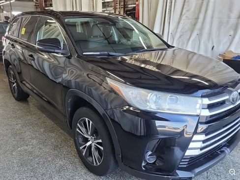 Used 2019 Toyota Highlander LE FWD image 4