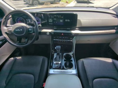Used 2024 Kia Carnival EX FWD image 17