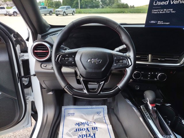 Used 2025 Chevrolet Trax RS w/ Sunroof Package FWD image 12
