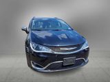 Used 2017 Chrysler Pacifica Limited image 3