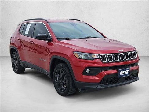 Used 2025 Jeep Compass Latitude image 3