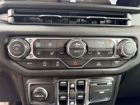 New 2026 Jeep Gladiator Sport AWD/4WD image 19