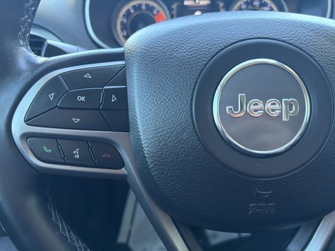 Used 2019 Jeep Cherokee Latitude Plus w/ Comfort/Convenience Group image 9