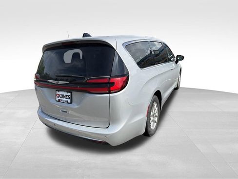Used 2024 Chrysler Pacifica Touring-L FWD image 10
