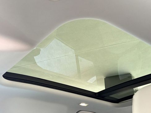 Used 2025 Land Rover Defender 110 X-Dynamic SE AWD/4WD image 16