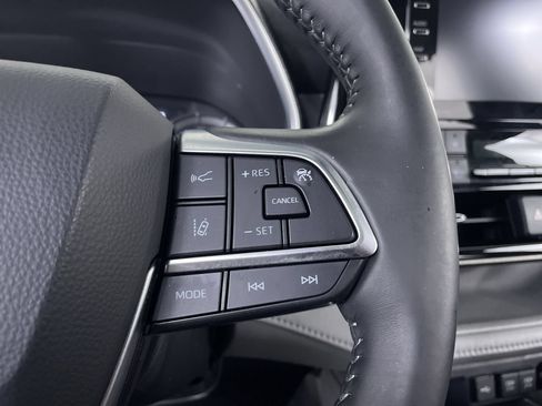 Used 2020 Toyota Highlander XLE AWD/4WD image 27