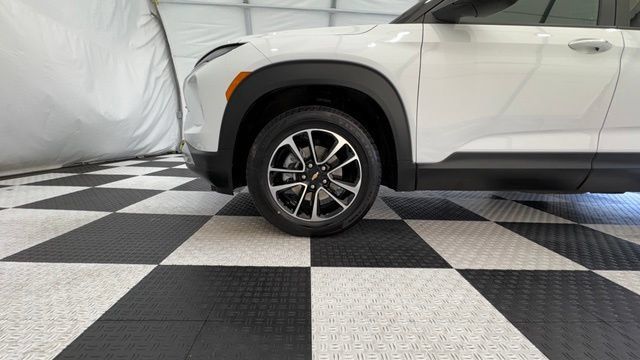 Used 2025 Chevrolet TrailBlazer LT AWD/4WD image 9