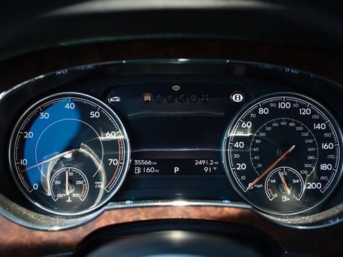 Used 2018 Bentley Bentayga AWD/4WD image 38