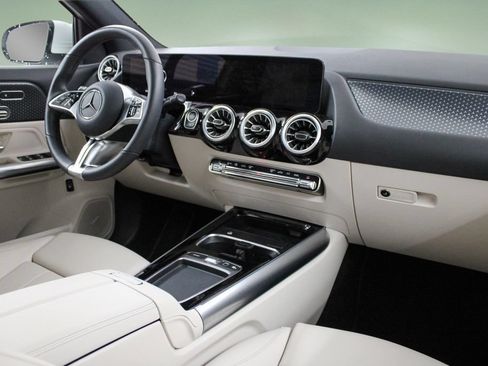 Used 2025 Mercedes-Benz GLA 250 4MATIC image 21